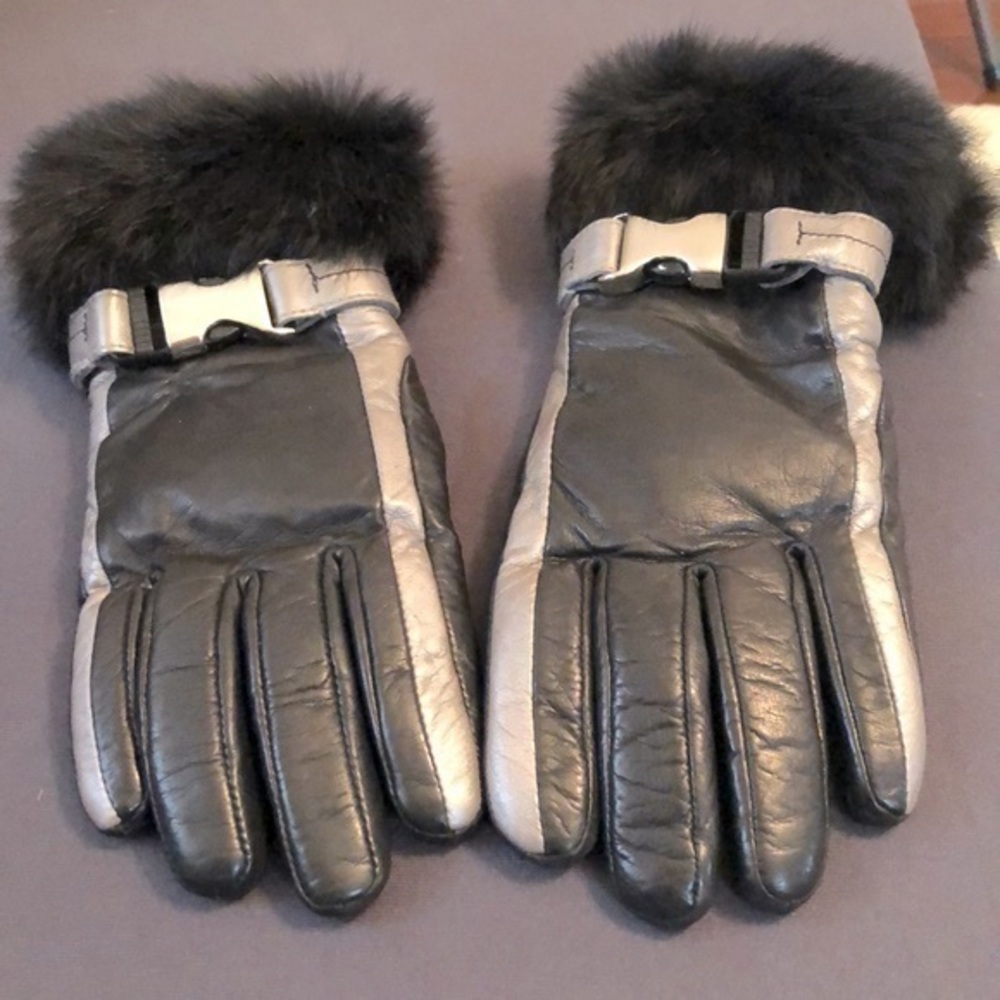 Sheep skin leather gloves with fur and buckle trim